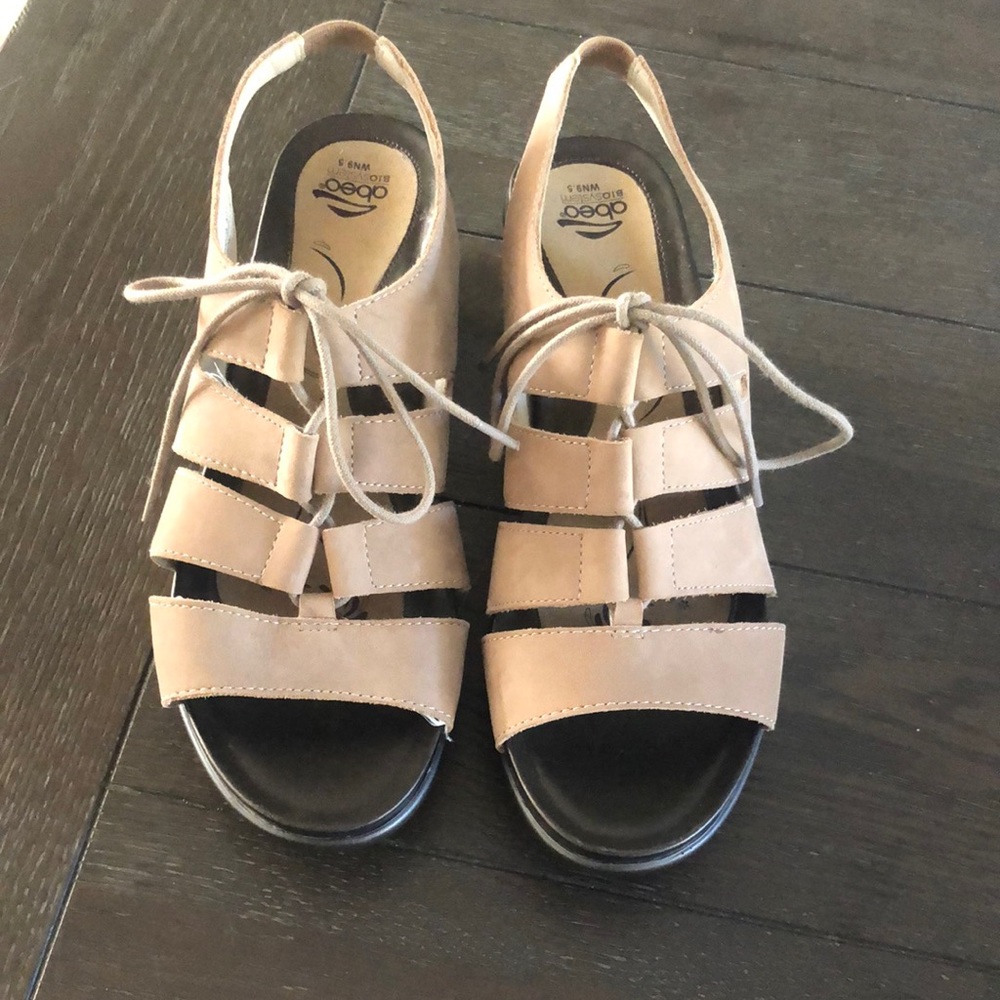 Abeo leather 9.5 .  Tan suede.  Excellent condition. Very comfortable.